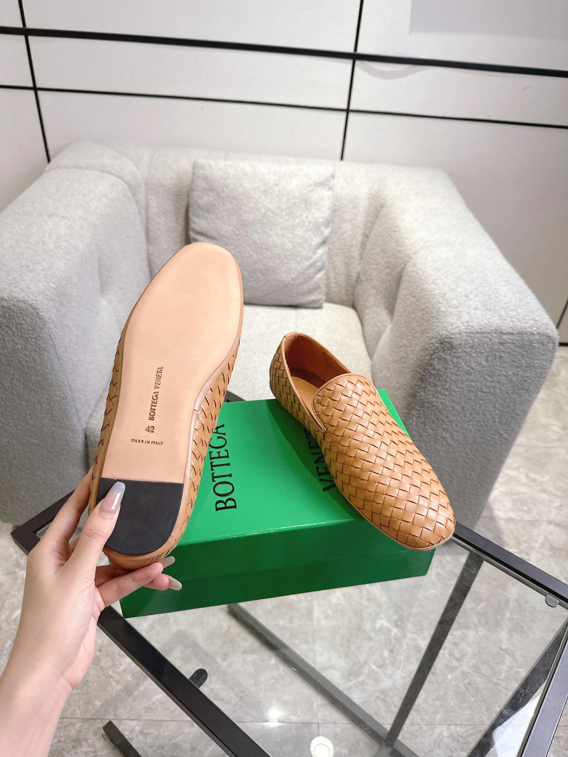 [BV] Top P: 760💰Size for couples: 35-44 (40.41 for women, 38 for men, 45.46.47, custom-made, non-returnable) Bottega Veneta 2025 autumn counter synchronized genuine leather outsole classic woven beanie shoes for couples, Bottega Veneta square-toe flat shoes, imported mixed sheepskin, imported sheep! Leather outsole! [Rose][Rose]! Purely hand-woven and operated, the original board is reproduced one-to-one! quality assurance!